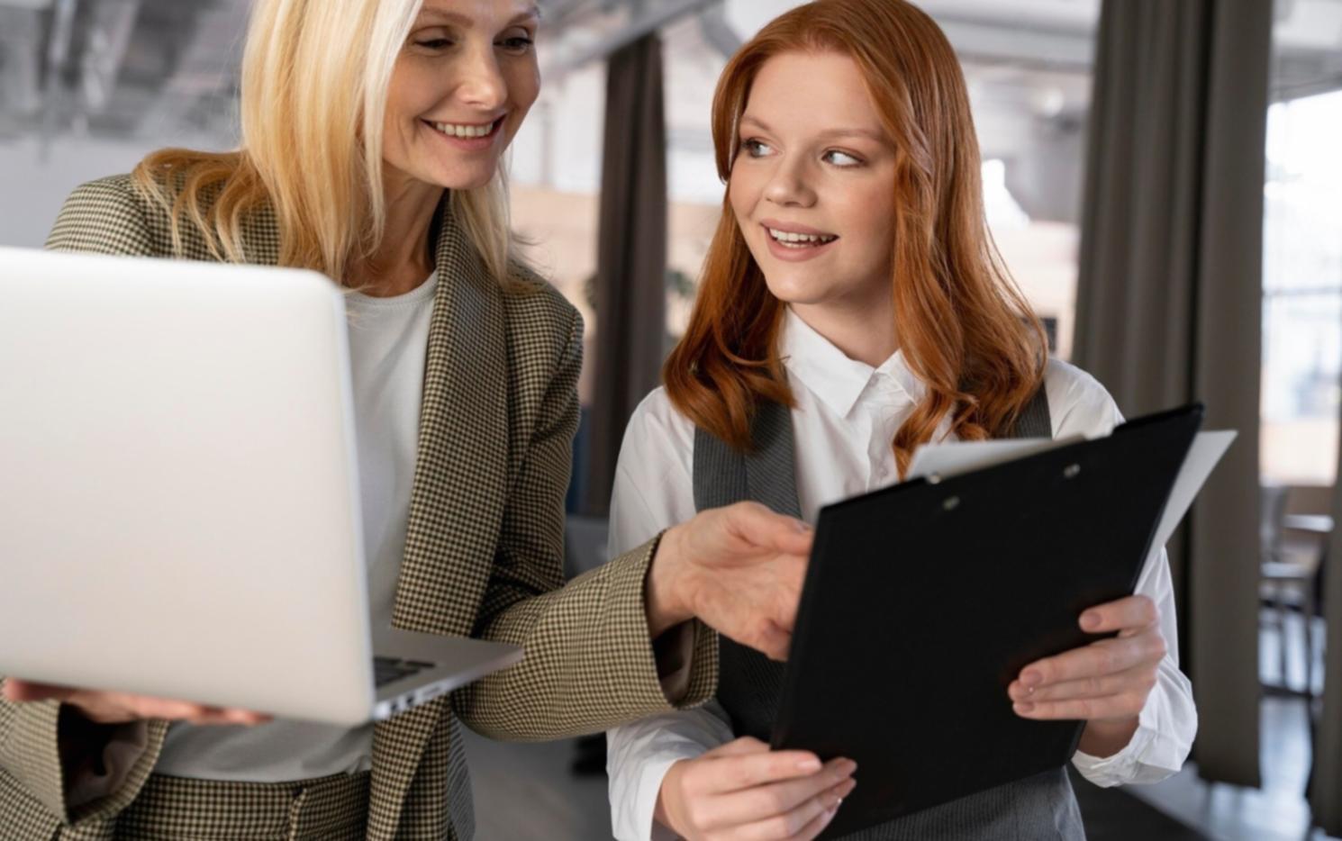Professionelle Beratungssituation mit modernen Lernmaterialien
